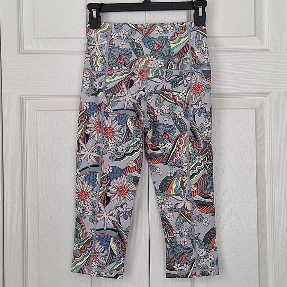 Victoria’s Secret Sport Knockout Vibrant Floral Capri Leggings - Picture 5 of 13